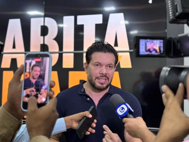 Deputado Acácio Favacho em coletiva de imprensa apresentando o Fórum Habita Amapá