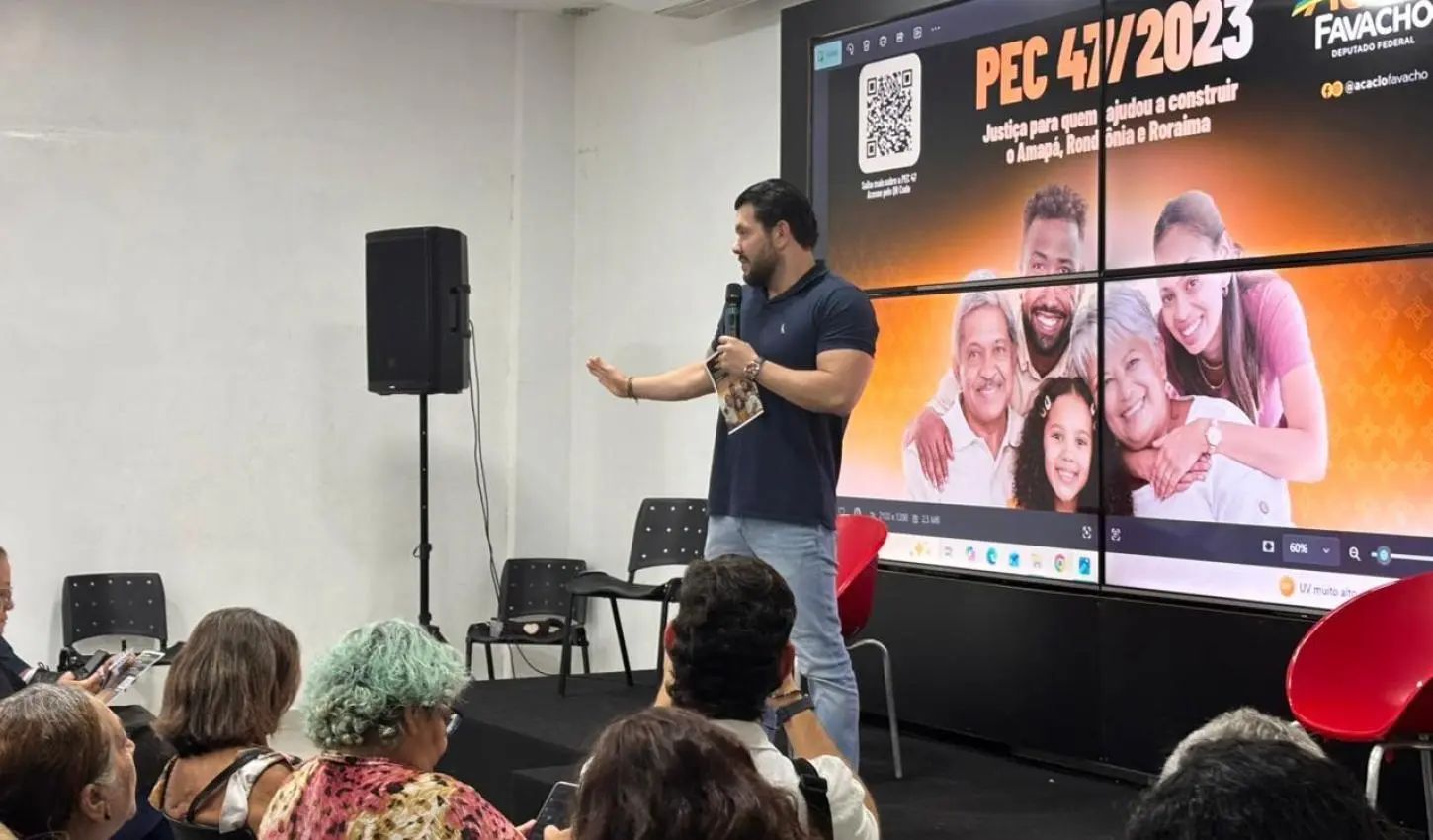 Acácio Favacho em reunião institucional
